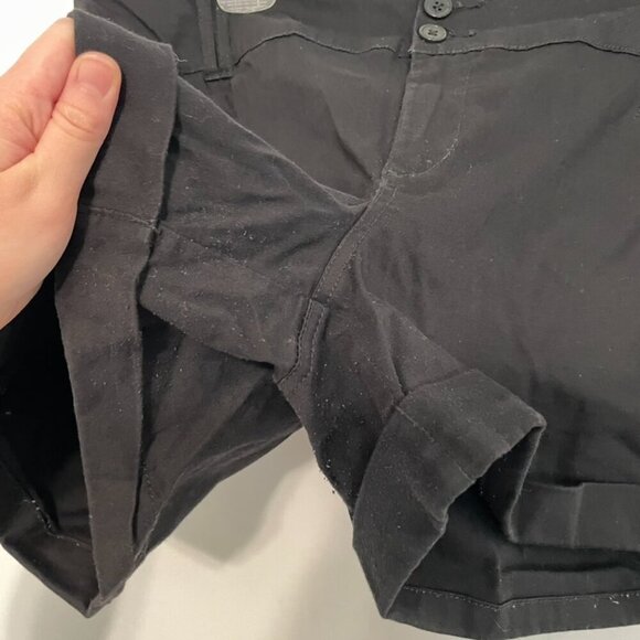 TORRID Plus Size 5 Inch Stretch Sateen Mid Rise Belted Short Black 20 - NO BELT - Picture 7 of 13